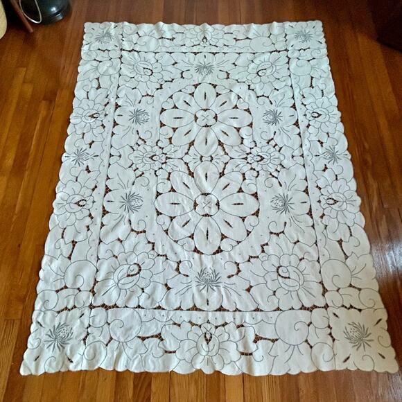 Vintage White Floral Cutwork Tablecloth Rectangle 63 x 48 - Picture 5 of 16